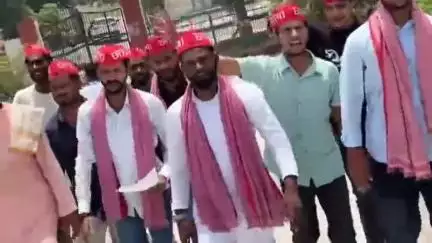 पडरौना: कुशीनगर में सरकारी स्कूलों के विलय के विरोध में सपा छात्र सभा का प्रदर्शन, राज्यपाल को संबोधित ज्ञापन एएसडीएम को सौंपा