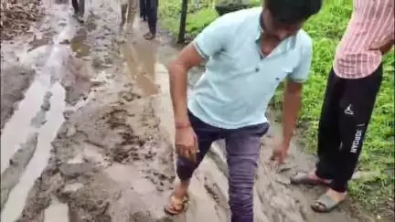 सागर: ग्राम बदौना में आम रास्ते पर अवैध कब्जा, सड़क न बनने से लोगों को हो रही परेशानी