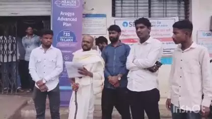 फुलंब्री: प्रहार संघटनेच्या वतीने शेतकऱ्यांच्या पीक कर्जासाठी गांधीजीची वेशभूषा परिधान करून स्टेट बँकेच्या अधिकाऱ्यांना निवेदन