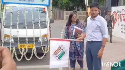 मुंगेर: जिला निर्वाचन पदाधिकारी ने विशेष गहन पुनरीक्षण जागरूकता रथ को हरी झंडी दिखाकर किया रवाना