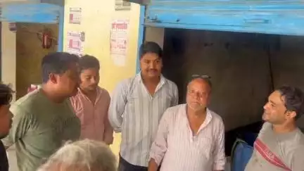 अमेठी: टेलर की दुकान में शॉर्ट सर्किट से लगी आग, लाखों का नुकसान, उद्योग व्यापार प्रतिनिधि मंडल ने की मदद और दिया आर्थिक सहयोग