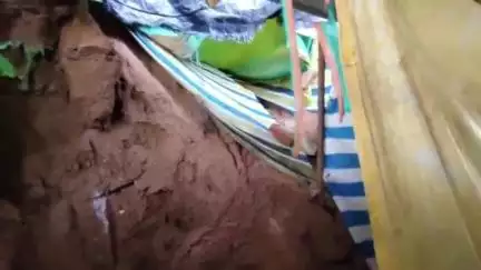 छतरपुर नगर: ग्राम गड़ा में दीवार गिरने से एक शख़्स की हुई मौत का मामला, यूपी निवासी पीड़ित परिजनों ने रो-रो कर दी घटना की जानकारी