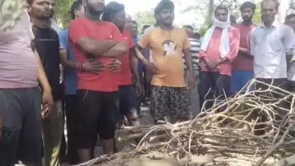 बीकापुर: रौहारी गांव के पास सड़क पर जेसीबी मशीन की चपेट में आने से 55 वर्षीय महिला की दर्दनाक मौत, ग्रामीणों ने किया सड़क जाम