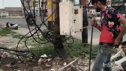 चांदपुर: नूरपुर में विद्युत पोल गिरने की कगार पर, विद्युत विभाग बड़ा हादसा होने का कर रहा इंतज़ार
