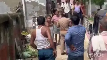 एटा: चितपुर में सचिवालय में मक्का सूखने को लेकर हुआ विवाद, झगड़े का वीडियो आया सामने, आरोपियों ने प्रधान की सास को दी गालियां