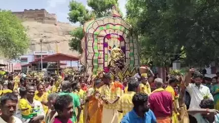 திண்டுக்கல் கிழக்கு: செல்லாண்டியம்மன் கோயில் வடக்கு தெரு காளியம்மன் திருக்கோவிலில் ஆனி உற்சவ விழா அலகு குத்தி பால்குடம் எடுத்து பக்தர்கள் நேர்த்திக்கடன்
