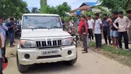 মানকাচৰ: হাটশিঙিমাৰীৰ কলেজ নগৰত ই-ৰিক্সাৰ খুন্দা বাইকত, শিশুসহ দুগৰাকী বাইক আৰোহী আহত