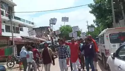 त्यौंथर। ग्राम पंचायत लाखवर आज माननीय विधायक जी से अनुरोध है कि हमारे ग्राम पंचायत लाखवर की रोड की व्यवस्था की जाए
#रीवा