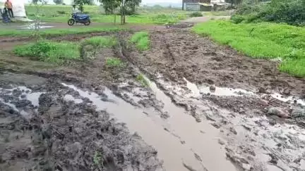 रतलाम नगर: किचड़सेलतपथ खस्ताहालसड़कोंसे ग्रामीणव स्कूलीबच्चेपरेशानकलेक्टरकार्यालय परधरना देकरबैठेबच्चेवग्रामीणसौंपाज्ञापन#jansamasya
