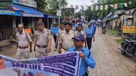 আউশগ্রাম ১: আউশগ্রাম বাজার এলাকায় “সেফ ড্রাইভ সেভ লাইফ" কর্মসূচি পালন করল পুলিশ, পথ চলতি মানুষকে পথ নিরাপত্তা নিয়ে করা হয় সতর্ক