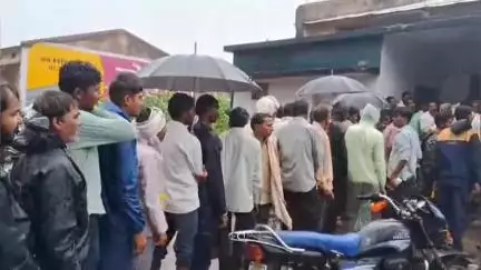 हरदा: हरदा में खाद को लेकर हाहाकार, बारिश में भीगते रहे किसान " खाद संकट गहराता नज़र आ रहा है  #jansamya