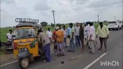 బత్తలూరు గ్రామం వద్ద ఆటో అదుపుతప్పి బోల్తా, మానవత్వం చాటుకున్న,ఆళ్లగడ్డ మాజీ ఎమ్మెల్యే గంగుల నాని