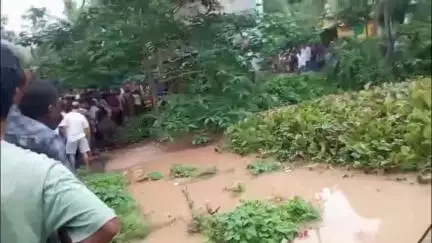କେନ୍ଦ୍ରାପଡା: ଜୁଆଣିଆ ଗ୍ରାମରେ କେନାଲ ମଧ୍ୟରେ ପଡି ୮ ବର୍ଷର ଶିଶୁ ନିଖୋଜ ,ଗ୍ରାମବାସୀଙ୍କ ଦ୍ବାରା ଉଦ୍ଧାର କାର୍ଯ୍ୟ ଜାରି ।