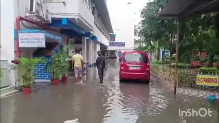 বারাসাত ১: জলমগ্ন মধ্যমগ্রাম মাতৃসদন চিকিৎসা কেন্দ্র, সমস্যায় রোগী সহ রোগীর পরিবার#jansamasya