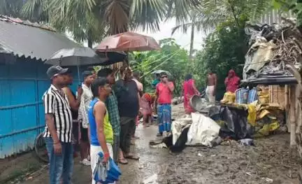 ভাঙড় ১: প্রাকৃতিক দুর্যোগের মধ্যে কেমন আছেন এলাকাবাসী খোঁজ খবর নিলেন তাড়দহ অঞ্চল ১নং পার্টের সাংগঠনিক সভাপতি