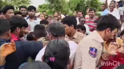 భద్రాచలం: ఆలయ భూముల అక్రమాలను అడ్డుకునేందుకు వెళ్లిన భద్రాచలం ఆలయ ఈవో పై దాడి చేసిన పురుషోత్తపట్నం గ్రామస్తులు