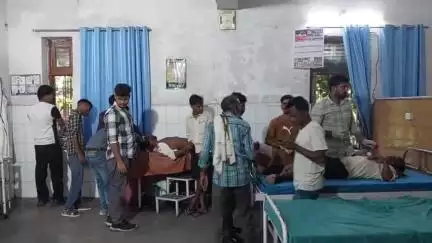पूरनपुर: घुघंचाई चौराहे पर अज्ञात वाहन की टक्कर से बाइक सवार प्रधानपति सहित 2 लोग घायल, अस्पताल में कराया भर्ती