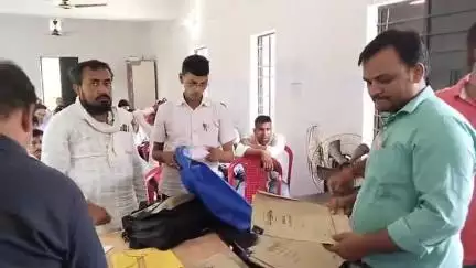 सिसवन: सिसवन में चुनाव कर्मियों के बीच मतदान सामग्रियों का वितरण हुआ