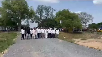 పిడుగురాళ్లలో ప్రభుత్వ స్థలాలు ఆక్రమించి రియల్ ఎస్టేట్ చేసుకుంటే చూస్తూ ఊరుకోబొమ్మని హెచ్చరించిన మాజీ ఎమ్మెల్యే కాసు