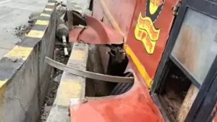परळी: परळीच्या कन्हेरवाडी येथील पेट्रोल पंपा जवळ एसटी बसचा भीषण अपघात, समोरील बाजूचे मोठ्या प्रमाणात नुकसान