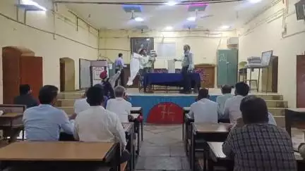 बुरहानपुर नगर: बुरहानपुर: कलेक्टर के निर्देश पर शासकीय सुभाष स्कूल में मतदान अधिकारियों को ईवीएम मशीन का प्रशिक्षण