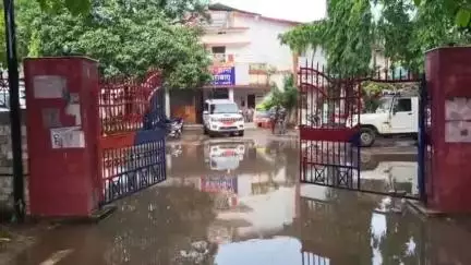 हजारीबाग:- सदर थाना परिसर जलमग्न, नगर व्यवस्था की खुली पोल