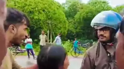 CHANDIL : बीच सड़क में पत्नी ने उसकी पति को चप्पल से मारी, वीडियो वायरल , लोग देखते रहे तमाशा #chandilnews #nimdihnews