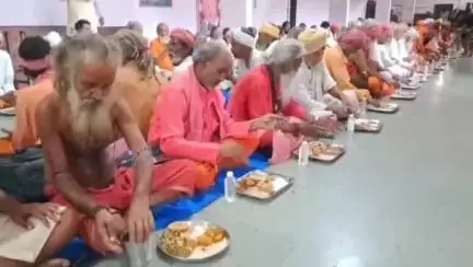અંકલેશ્વર: અંકલેશ્વરના રામકુંડ ખાતે મંદિર તેરસ નિમિત્તે સાધુ સંતો માટે ભંડારાનું આયોજન કરવામાં આવ્યું હતું.