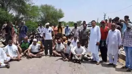 सूरतगढ़: बरसात से वार्ड 45 में विकट हालात, वार्डवासियों ने फोरलेन रोड पर लगाया जाम, पालिका ने निकासी के लिए 3 ट्रैक्टर लगाए