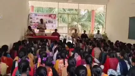గిద్దలూరు: కొమరోలు మండలం రాజుపాలెం కస్తూరిబా గాంధీ విద్యాలయంలో విద్యార్థులకు అవగాహన కార్యక్రమం నిర్వహించిన సీఐ రామకోటయ్య