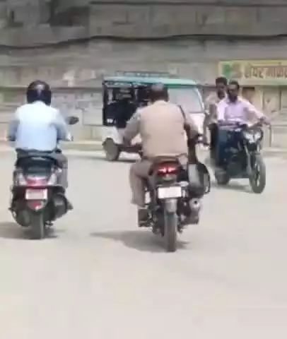 नौगढ़: जिला मुख्यालय पर पुलिसकर्मी द्वारा बिना हेलमेट के दो पहिया वाहन चलाने का वीडियो सोशल मीडिया पर हुआ वायरल