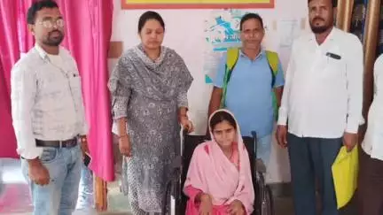 मधुपुर: मधुपुर बाल विकास परियोजना कार्यालय में दिव्यांग महिला को मिला व्हीलचेयर