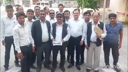 हरदोई: अघोषित बिजली कटौती के विरोध में अखिल भारतीय संयुक्त अधिवक्ता परिषद ने कलेक्ट्रेट में किया प्रदर्शन, सौंपा ज्ञापन