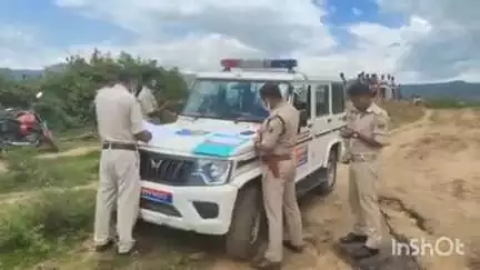 रजौली: गंगटा गांव से लापता एक युवक के शव को पुलिस ने मंगलवार दोपहर को जमीन खोदकर बरामद किया
