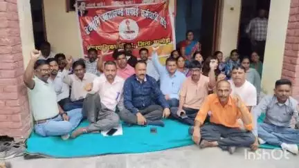 अल्मोड़ा: नगर निगम कार्यालय परिसर में कर्मचारियों ने धरना देकर नारेबाजी की, समस्याओं की अनदेखी का निगम प्रशासन पर लगाया आरोप