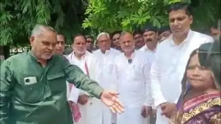 फिरोज़ाबाद: सोशल मीडिया पर सपा के वरिष्ठ नेताओं के खिलाफ अभद्र टिप्पणी का मामला सामने आया, कार्यवाही की मांग को लेकर SSP से मिले