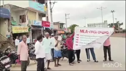 వర్ధన్నపేట: వర్ధన్నపేట పట్టణంలో కాలువ నిర్మించారంటూ నిరసన వ్యక్తం చేస్తున్న వర్ధన్నపేట వాసులు