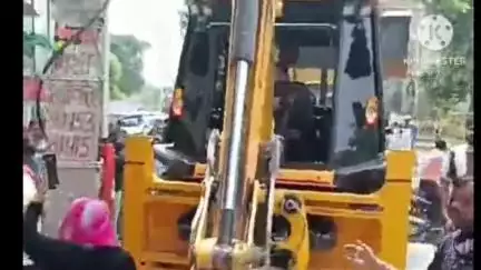 पानीपत: पानीपत के गोहाना रोड पर अतिक्रमण की समस्या के निदान के लिए निगम ने चलाया पीला पंजा। #Jansamsya