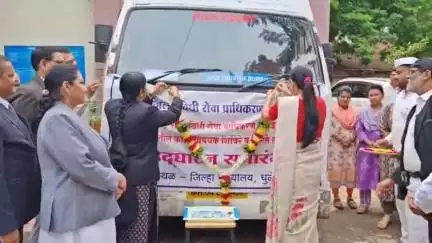 धुळे: न्यायालयात न्यायमूर्ती माधुरी आनंद यांच्या हस्ते ‘फिरती लोकअदालती मोबाईल व्हॅन’चे उद्घाटन