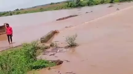 पटेरा: दमोह कलेक्टर सुधीर कोचर ने पटेरा क्षेत्र में व्यारमा नदी में बाढ़ की स्थिति का जायजा लिया