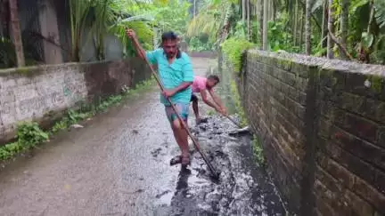 বারাসাত ১: বর্ষার শুরুতেই জলমগ্ন দত্তপুকুর, নিকাশি ব্যবস্থার পরিদর্শনে পঞ্চায়েত সদস্য