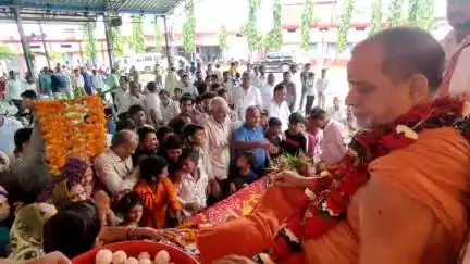 इमलिया हाई स्कूल मैं जगद्गुरु शंकराचार्य स्वामी सदानंद सरस्वती जी आगमन पर भक्तों के द्वारा पादुका पूजन कर महाराज श्री से आशीर्वाद प्राप्त किया