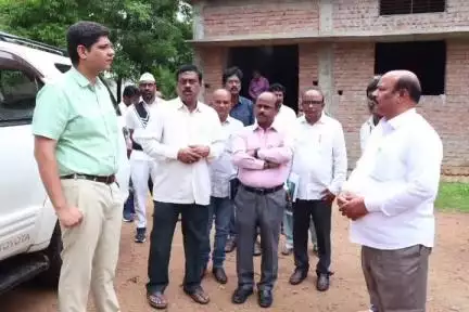 కామారెడ్డి: ZPHS INC పాఠశాలను ఆకస్మికంగా తనిఖీ.. అమ్మ పేరు మీద మొక్కలు నాటాలి :  జిల్లా కలెక్టర్ ఆశిష్ సాంగ్వాన్