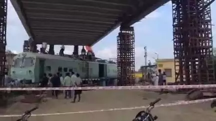 अयोध्या के हलकारा का पुरवा रेलवे ट्रैक पर गिरा ओवरब्रिज का गाटर, गाटर गिरने से ट्रेन सेवा हुई बाधित