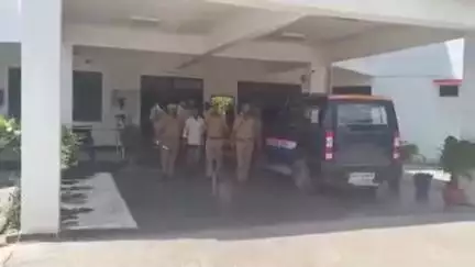 सिराथू: पुलिस ने टीकरदीह मोड़ के पास से नाबालिक को बहला-फुसलाकर भगा ले जाने वाले अभियुक्त को किया गिरफ्तार