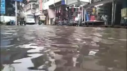 ব্যারাকপুর ২: প্রবল বর্ষণে জলমগ্ন টিটাগড়ের বিস্তীর্ণ অঞ্চল, বিপর্যস্ত জনজীবন