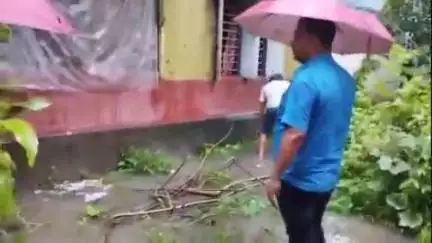 হাড়োয়া: গোপালপুর এলাকায় ভারী বৃষ্টিতে জলমগ্ন বাড়ি,স্কুল, রাস্তার জমা জল নিকেশ করতে উদ্যোগী পঞ্চায়েত প্রধান