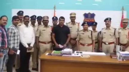 సిద్దిపేట అర్బన్: వృద్ధురాలిని చంపిన కేసు చేదనలో కీలకపాత్ర పోషించిన అధికారులు సిబ్బందికి నగదు రివార్డు అందజేసిన పోలీస్ కమిషనర్ అనురాధ