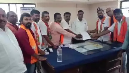 నర్సాపూర్: నర్సాపూర్ పట్టణంలో విద్యుత్ అంతరాయాలను పరిష్కరించాలని ఏడికి వినతి పత్రం సమర్పించిన బిజెపి నేతలు