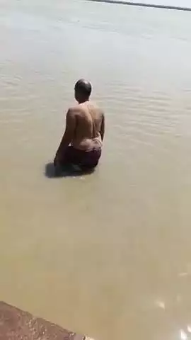 गोला के सरयू घाट पर स्नान करते हुए मां सरयू नदी में आज नदी का जल स्तर काफ़ी अधिक हो गया। जिससे क्षेत्रवासियों ने जल में